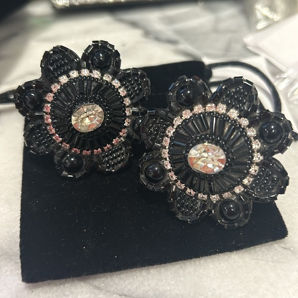 Vintage Black Beaded Bradley Levin Clip-on Flower Earrings-Boutique - Picture 5 of 10